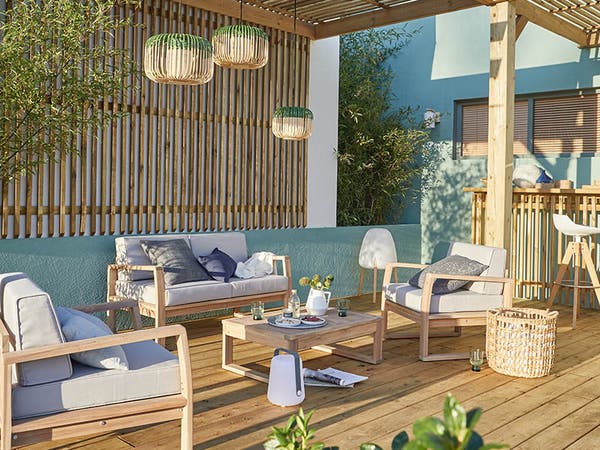 un cour habillé de bois et de bleu et au look naturel